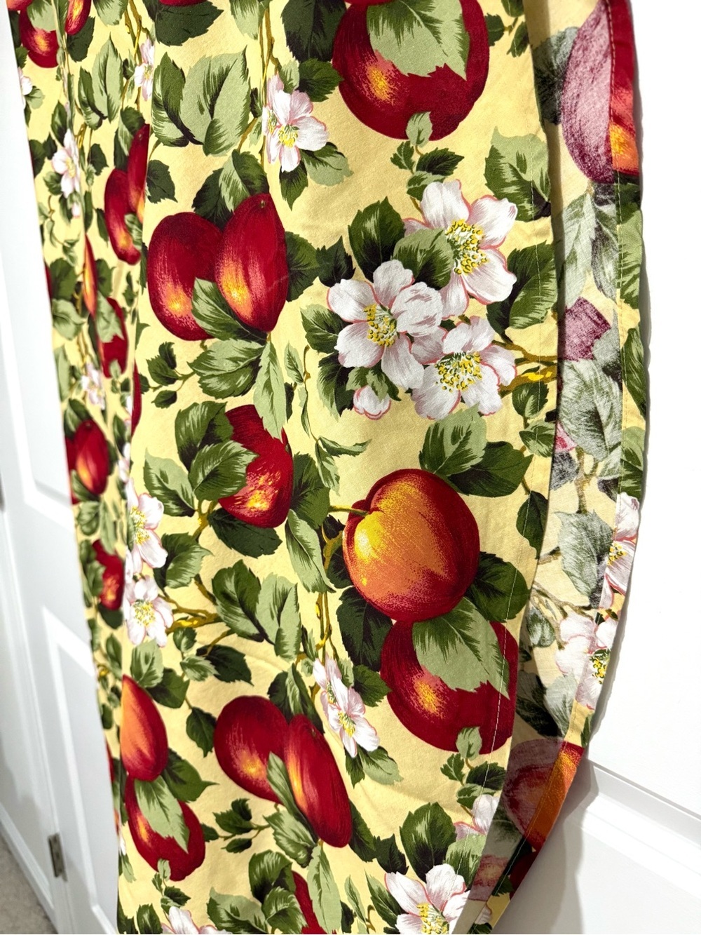 Yellow Apple Blossom Tablecloth - Vibrant Fruit Pattern Round NWOT 68”